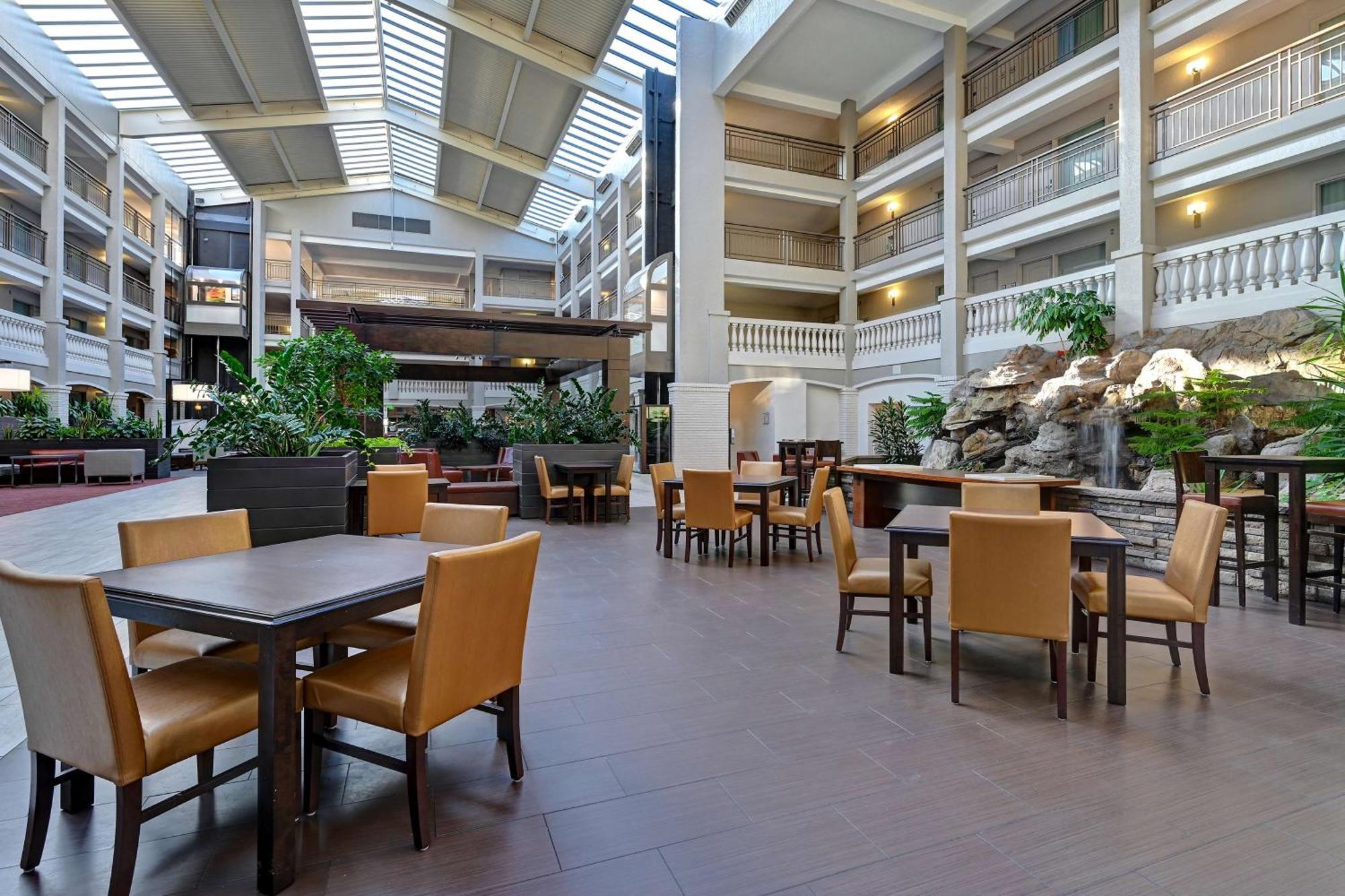 Embassy Suites By Hilton Colorado Springs Exterior foto